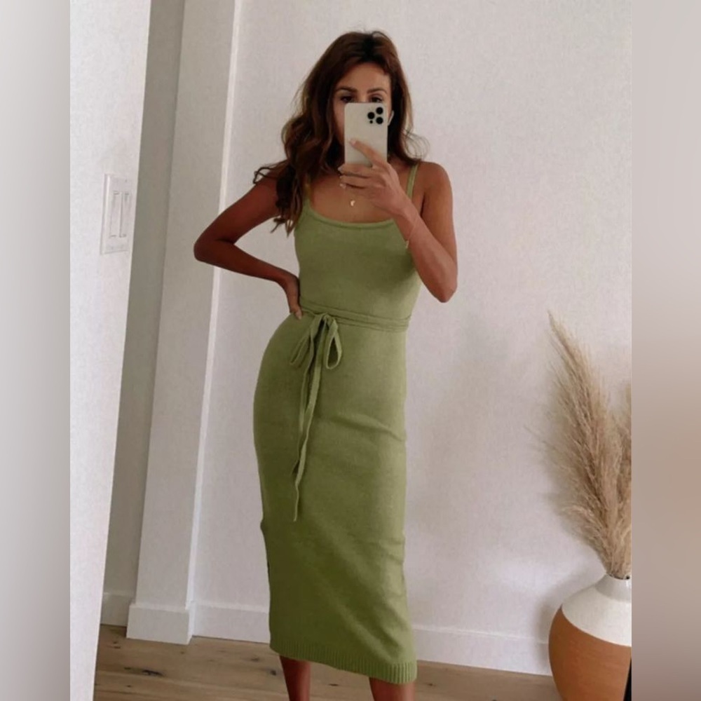Line and Dot Knit Midi Dress
Size Medium EUC